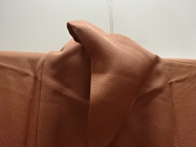  地紙に菊模様刺繍一つ紋色留袖